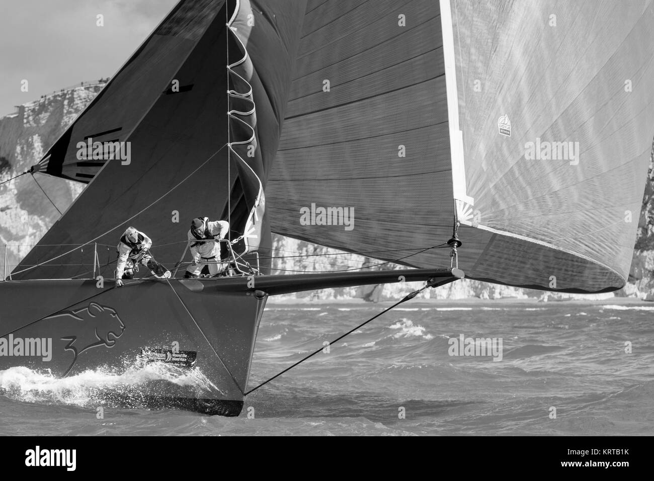 Mike Slade's super maxi, Leopard 3, passe le phare d'aiguilles pendant le tour de l'île de la race. Île de Wight. Photo date : Samedi 2 juillet 2016 Banque D'Images