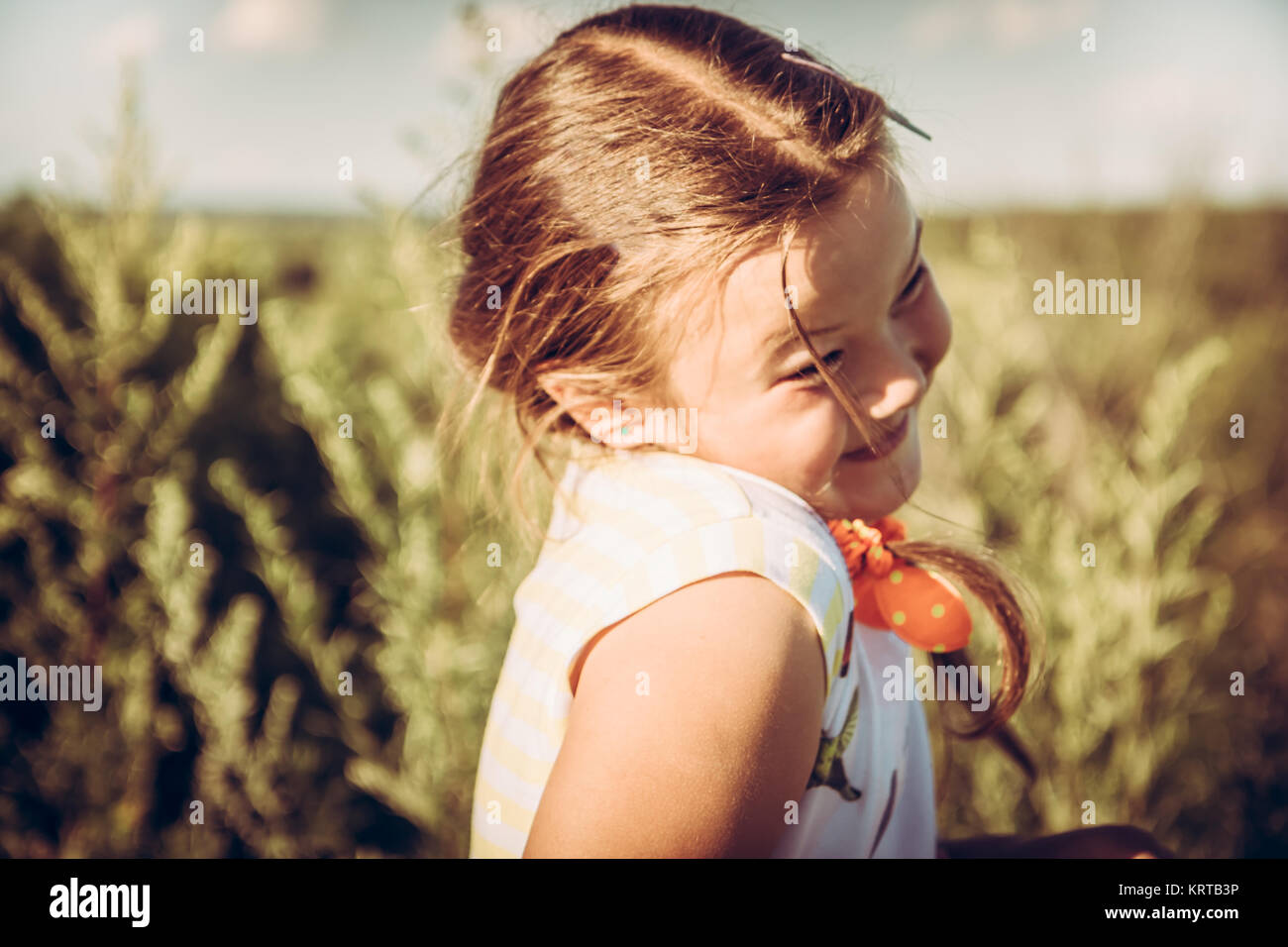 Cute girl plumpy timide en été domaine rural à la campagne pendant les vacances d'enfance insouciante heureux symbolisant Banque D'Images