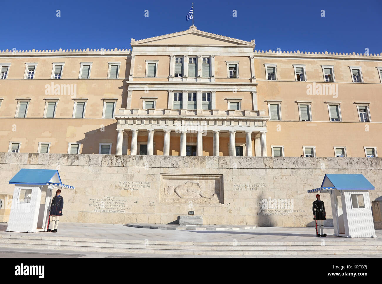 Le parlement grec et l'Evzones soldats qui gardaient la maison présidentielle Banque D'Images