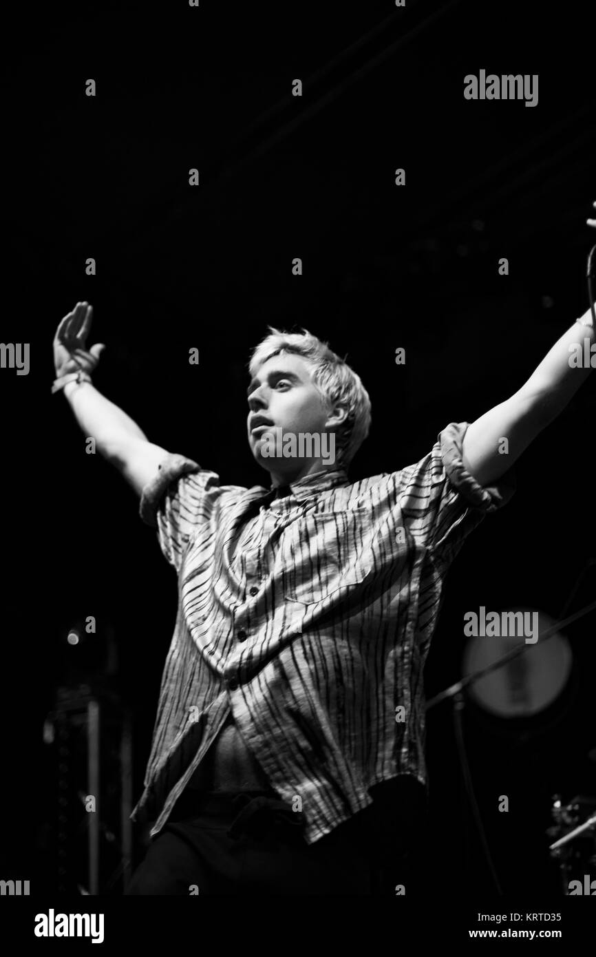 L'indie-rock band autrichien Bilderbuch effectue un concert live au festival de musique autrichienne sur les rochers en 2014 au "Steinbruch" dans Golling. Ici le chanteur et musicien Maurice Ernst est représenté sur scène. L'Autriche 19.07.2014. Banque D'Images