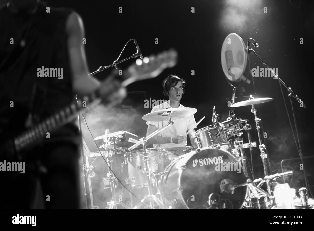 L'indie-rock band autrichien Bilderbuch effectue un concert live au festival de musique autrichienne sur les rochers en 2014 au "Steinbruch" dans Golling. Ici le batteur Philipp Scheibl est représenté sur scène. L'Autriche 19.07.2014. Banque D'Images