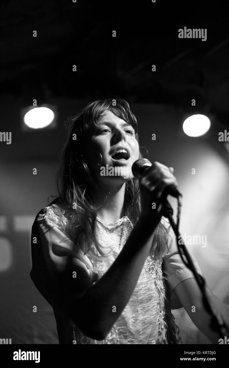 Le trio de musique électronique islandais Samaris effectue un concert live le festival de musique autrichienne coincé Festival 2014 à Salzbourg. Il Jófríður Ákadóttir singer est représenté sur scène. L'Autriche, 01/08 2014. Banque D'Images