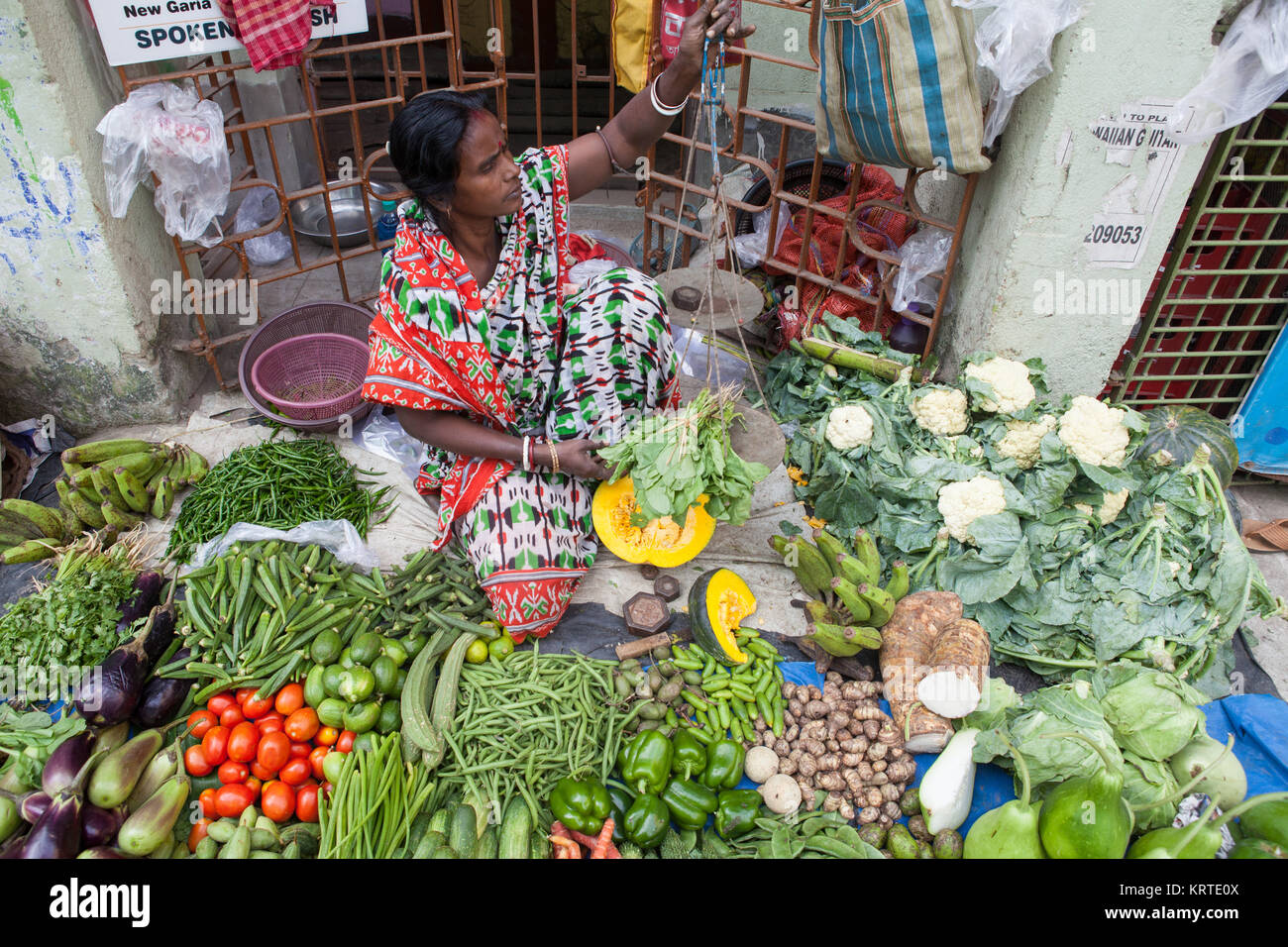 Vendeur de légumes sur le marché dans le district de Garia Kolkata, Inde Banque D'Images