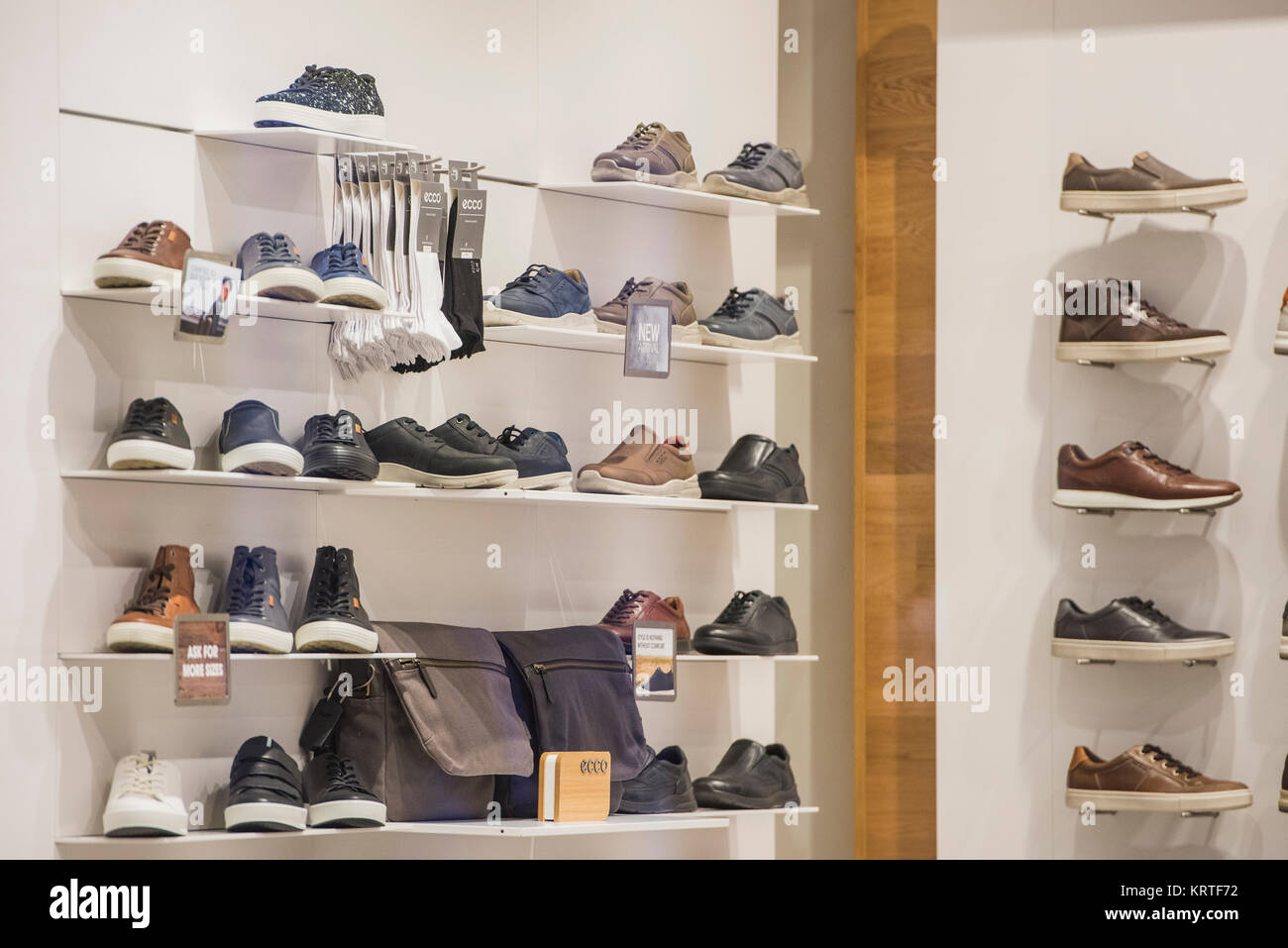 Londres, Royaume-Uni - 19 Février 2017 : les chaussures de sport dans un magasin à Londres, sur Oxford Street. Banque D'Images
