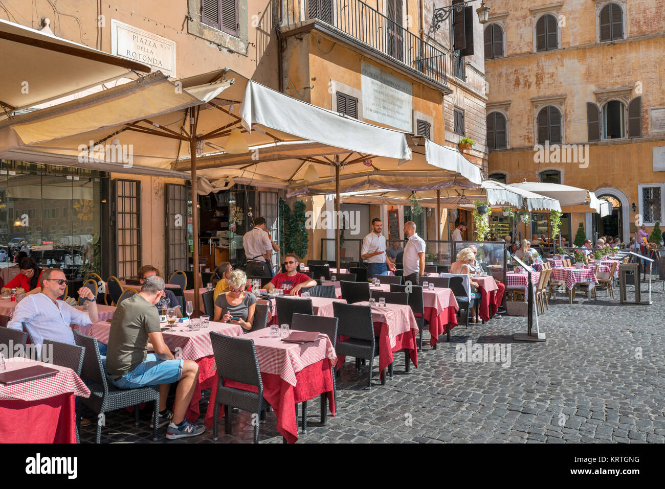 Le restaurant-terrasse sur la Piazza della Rotonda dans le centro storico, Rome, Italie Banque D'Images