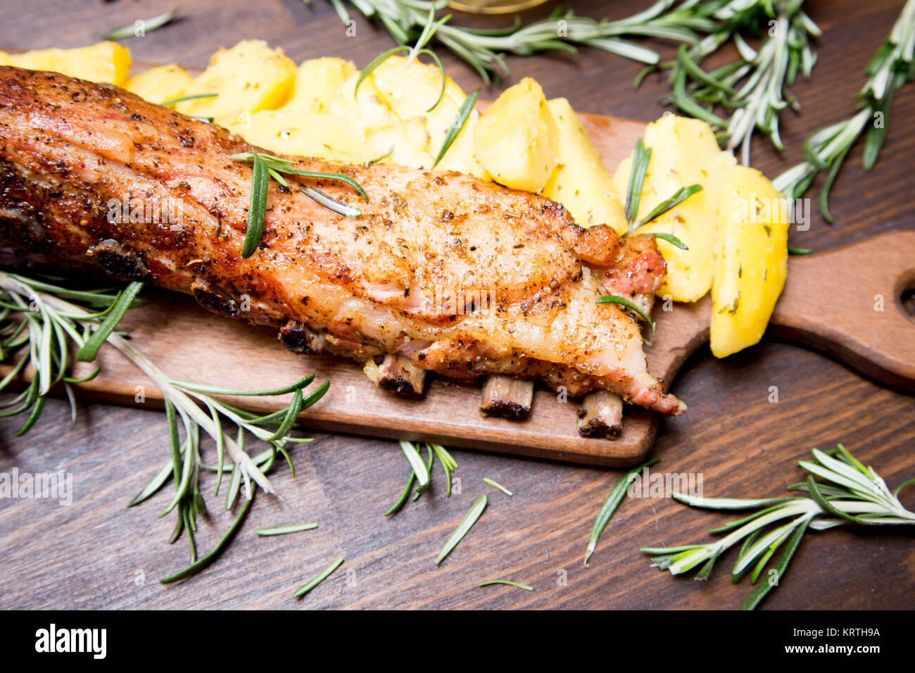 Côtes de porc au four avec des pommes de terre, romarin et d'un verre