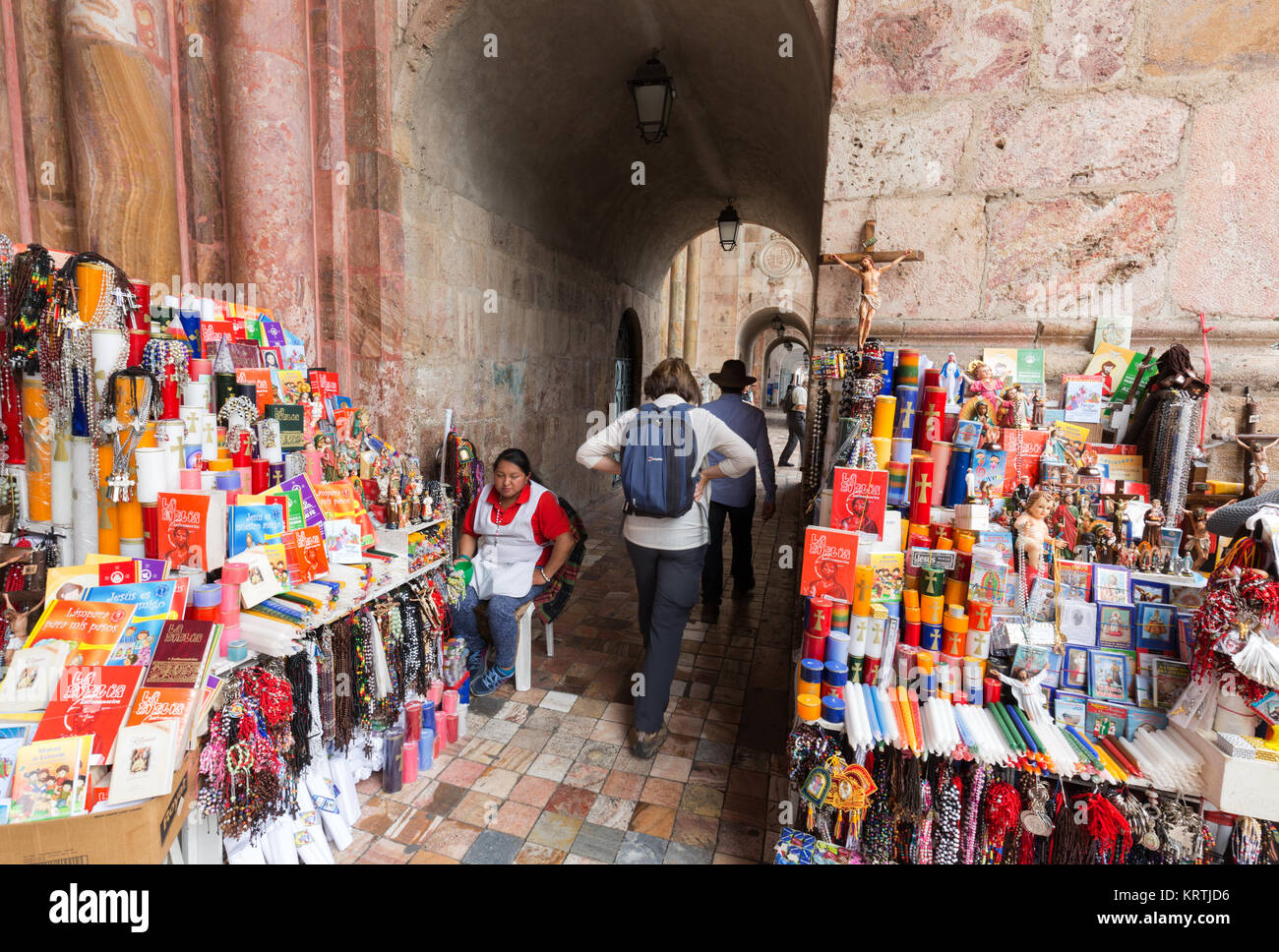 Cuenca Equateur - stands de marchés dans l'entrée de la cathédrale, Cuenca, Equateur, Amérique Latine Banque D'Images