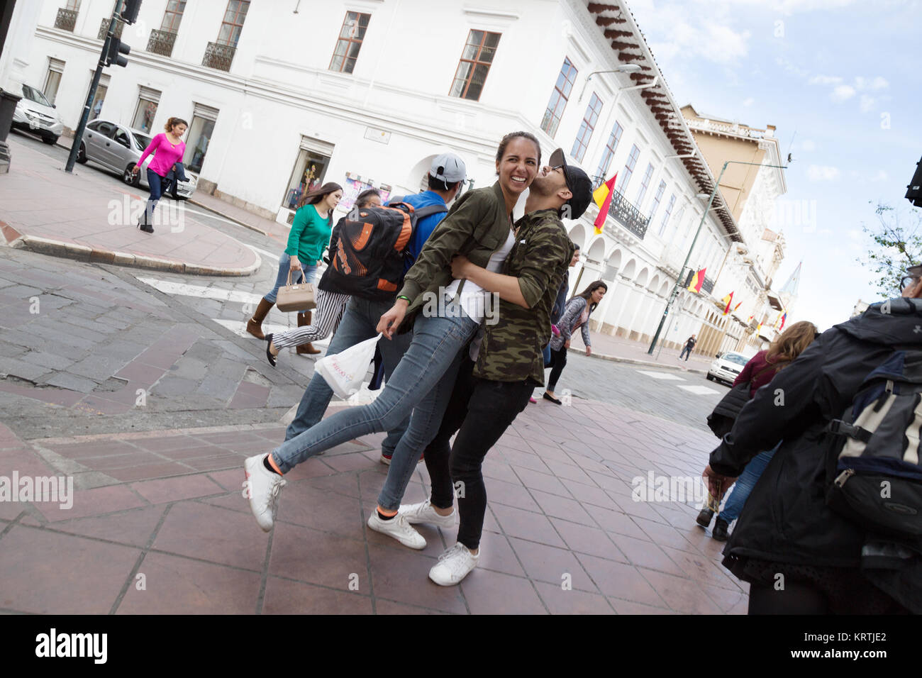 La photographie de rue Equateur Amérique du Sud - un heureux couple hugging in la rue, Cuenca, Équateur Amérique Latine Banque D'Images