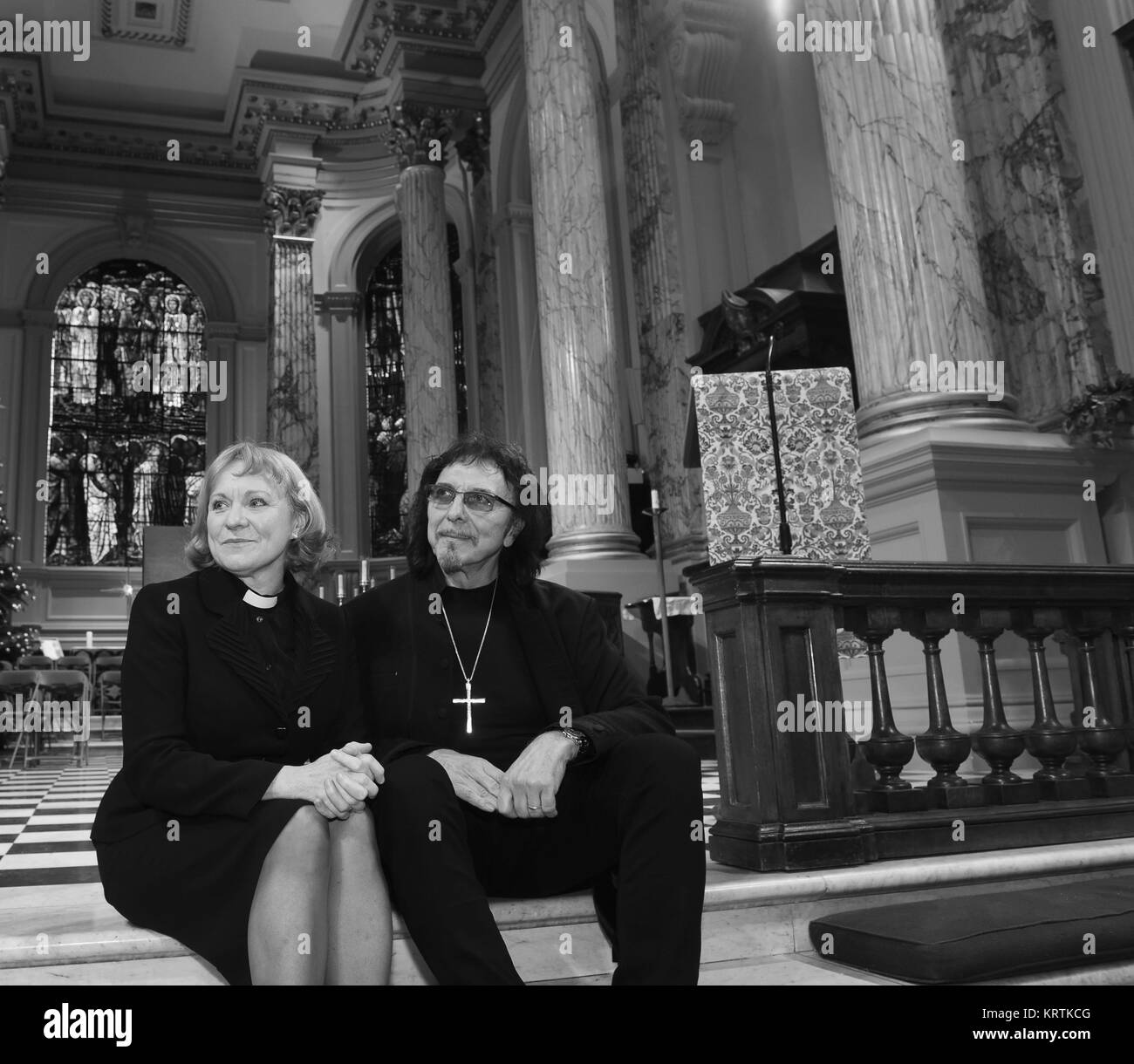 Le doyen de la cathédrale de Birmingham Catherine Ogle et ancien guitariste de Black Sabbath Tony Iommi. Banque D'Images