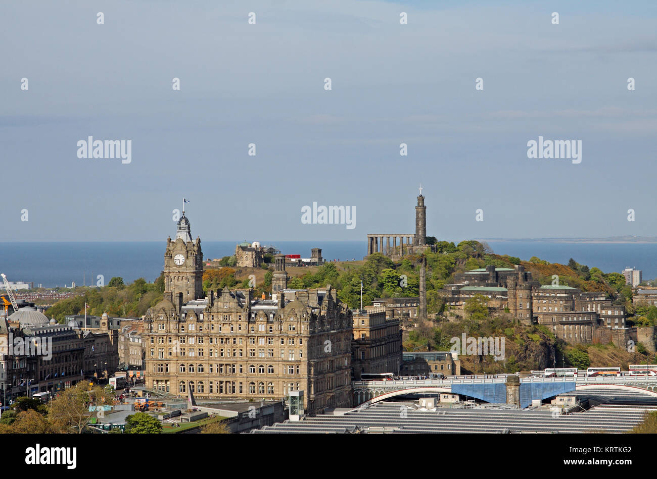 Vue du château d'Édimbourg à Calton Hill, Firth of Forth, Balmoral Hotel et la gare de Waverley, Édimbourg, Écosse, Royaume-Uni Banque D'Images