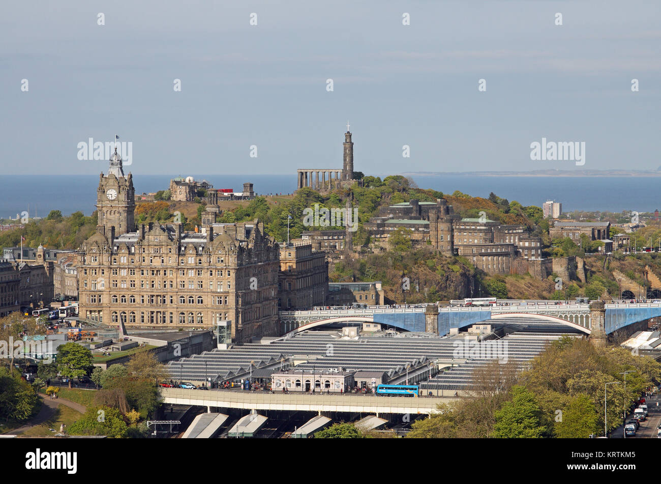 Vue du château d'Édimbourg à Calton Hill, Firth of Forth, Balmoral Hotel et la gare de Waverley, Édimbourg, Écosse, Royaume-Uni Banque D'Images
