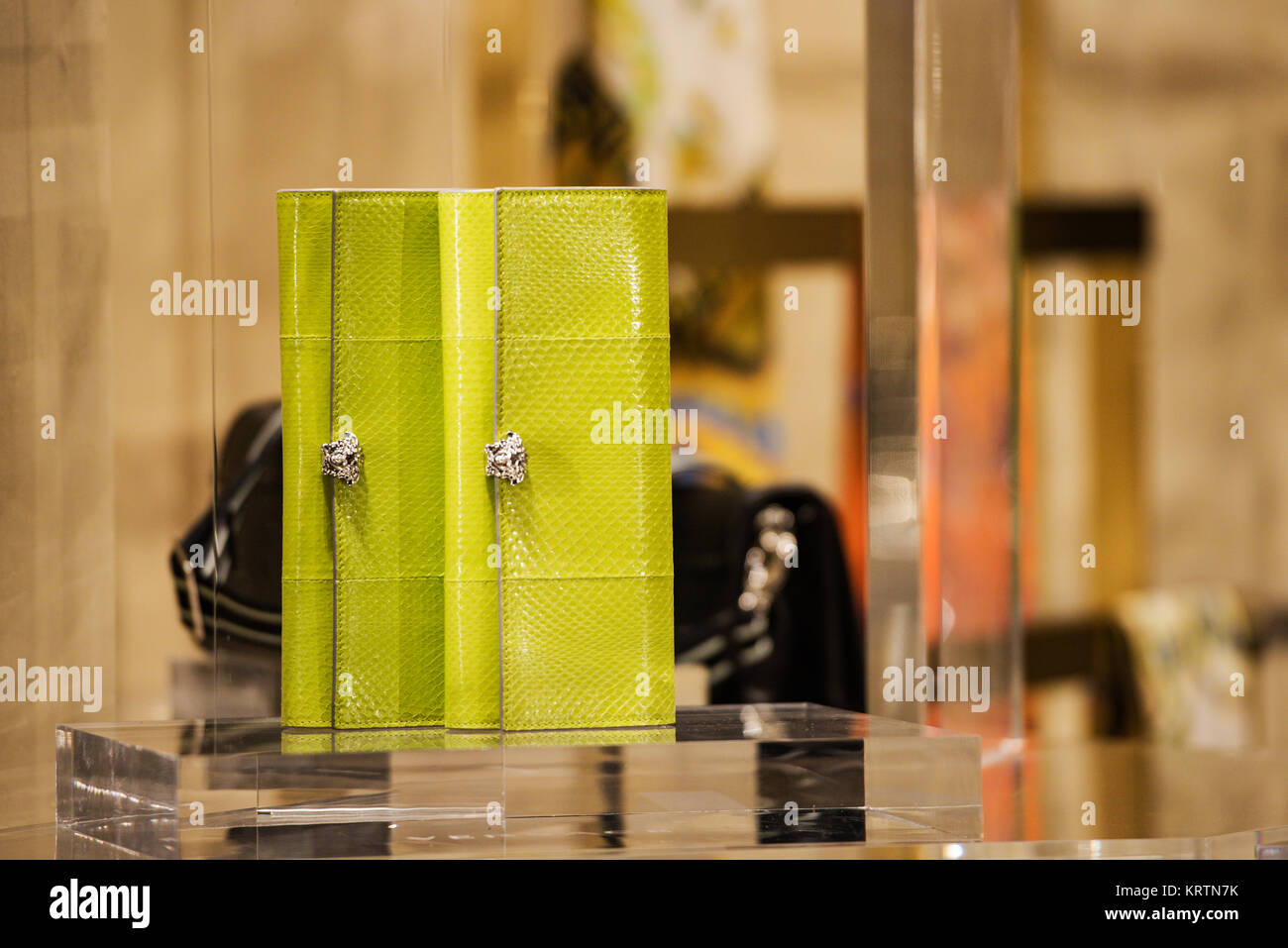 Milan, Italie - 10 novembre 2016 : Les femmes sacs à main et sacs à main dans un magasin Versace à Milan Fashion District. Banque D'Images