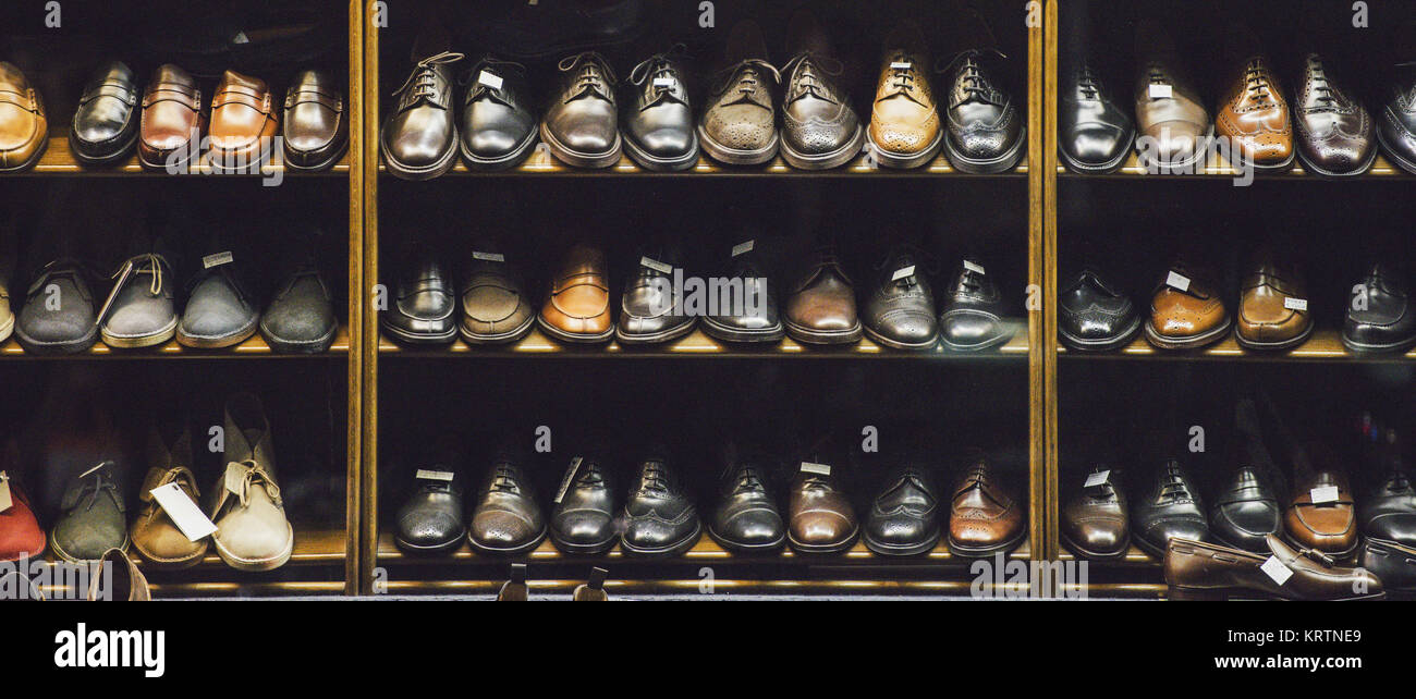 Vitrine de magasin de chaussures d'affaires pour hommes Banque de  photographies et d'images à haute résolution - Alamy