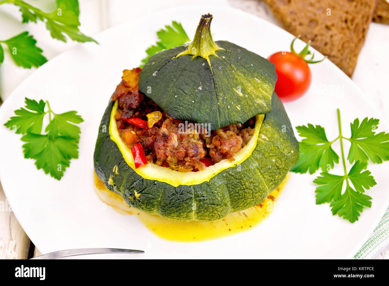 Vert courge farcies dans la plaque sur le bord de la lumière Banque D'Images