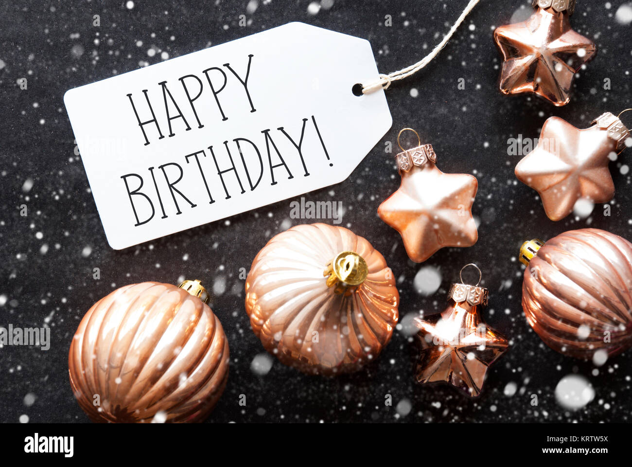 L Etiquette Avec Un Texte Anglais Joyeux Anniversaire Boules De Bronze Sur Fond De Papier Noir Avec Des Flocons De Neige Decoration De Noel Ou La Texture Voir Mise A Plat Photo Stock