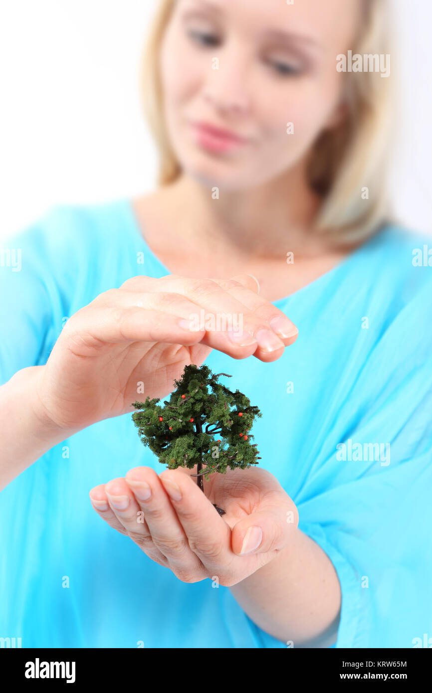 Ce qui concerne le vert je me soucie de l'environnement - green pour moi. femme tient dans ses mains un petit arbre Banque D'Images