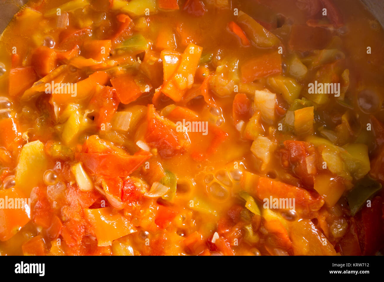 Ragoût de cuisson avec un mélange de légumes colorés et Banque D'Images