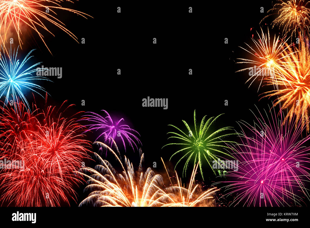 Multi-couleur magnifique fireworks comme une frontière sur fond noir, idéal pour le Nouvel An ou autres événements de célébration Banque D'Images