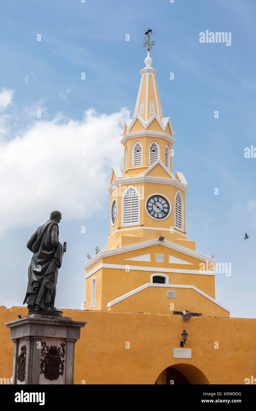 Tour de l'horloge publique et Pedro de Heredia statue à Cartagena de Indias Banque D'Images