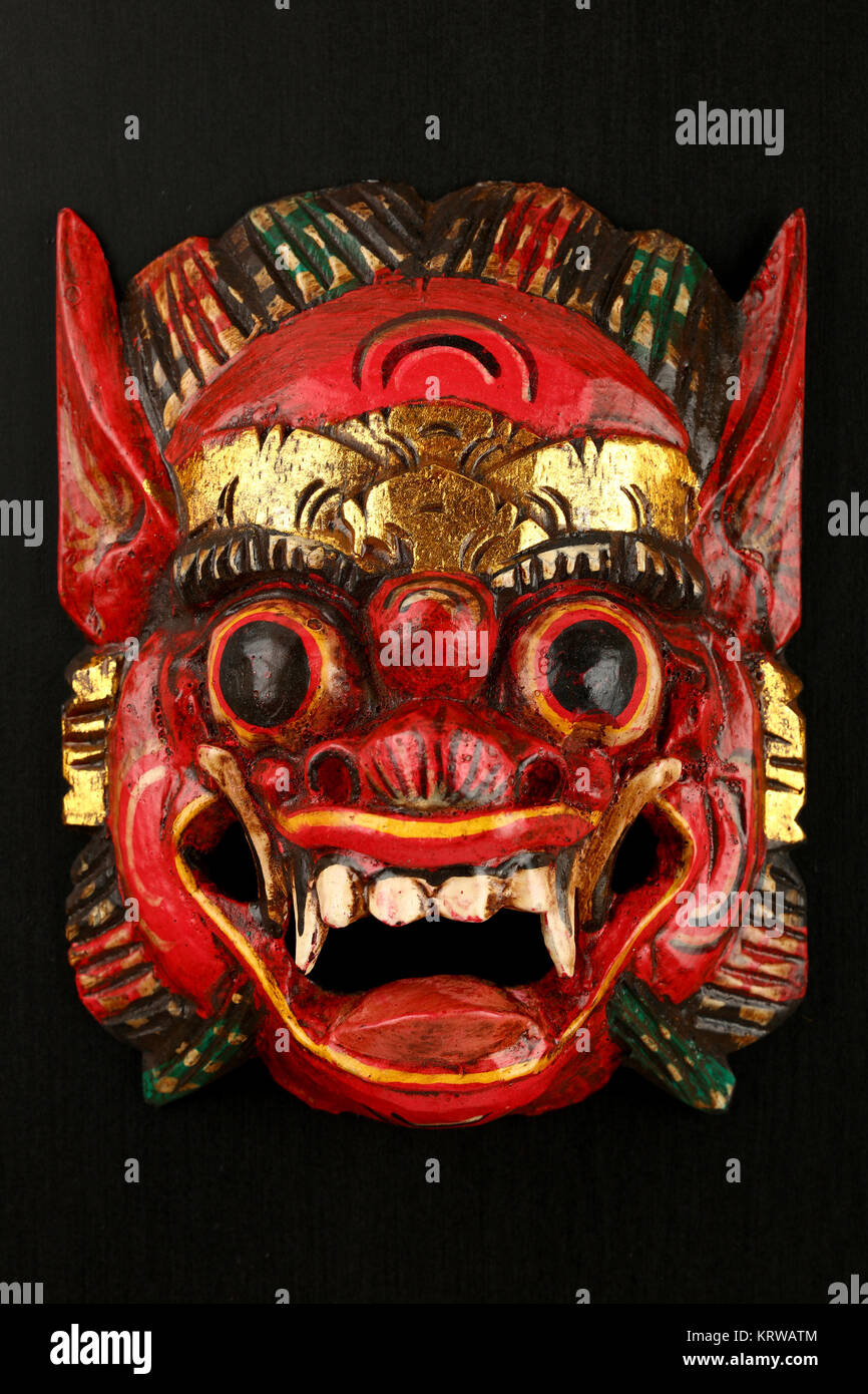 En bois traditionnel asiatique peint rouge masque de démon Banque D'Images