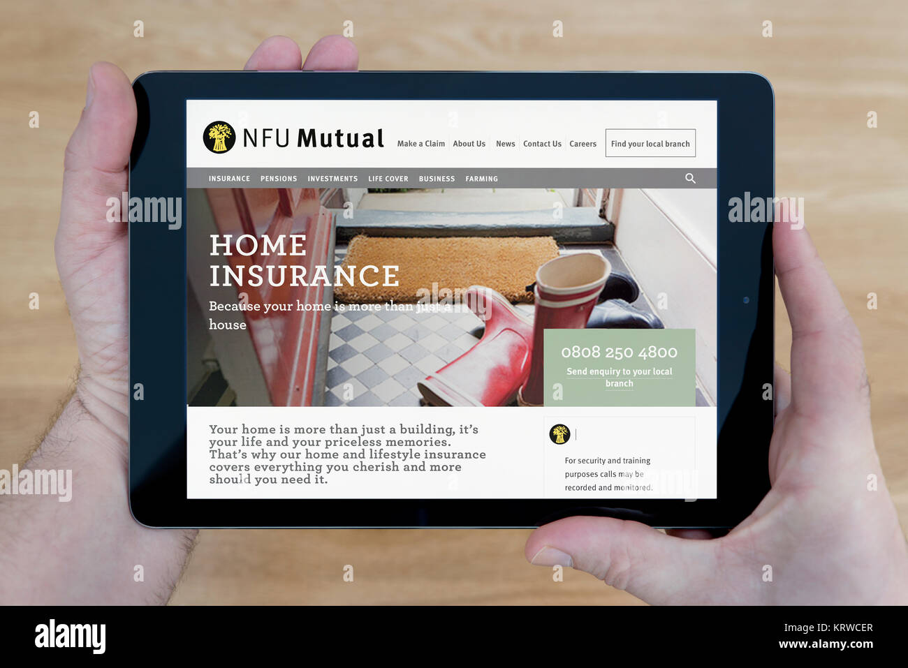 Un homme se penche sur le site web mutuelle NFU sur son iPad tablet device, tourné contre une table en bois page contexte (usage éditorial uniquement) Banque D'Images Un homme se penche sur le site web mutuelle NFU sur son iPad tablet device, tourné contre une table en bois page contexte (usage éditorial uniquement) Banque D'Images