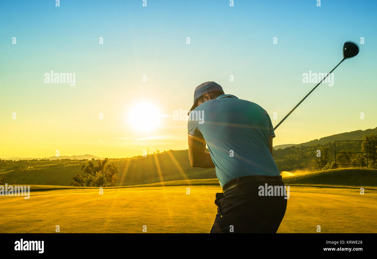 Man Playing Golf Banque D'Images