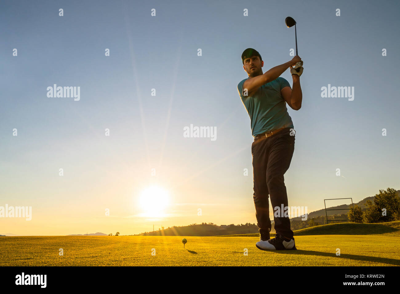 Man Playing Golf Banque D'Images