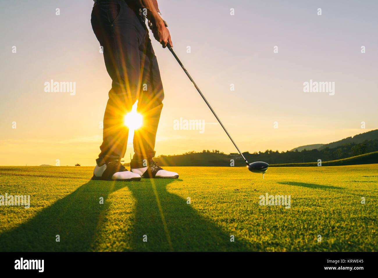 Man Playing Golf Banque D'Images