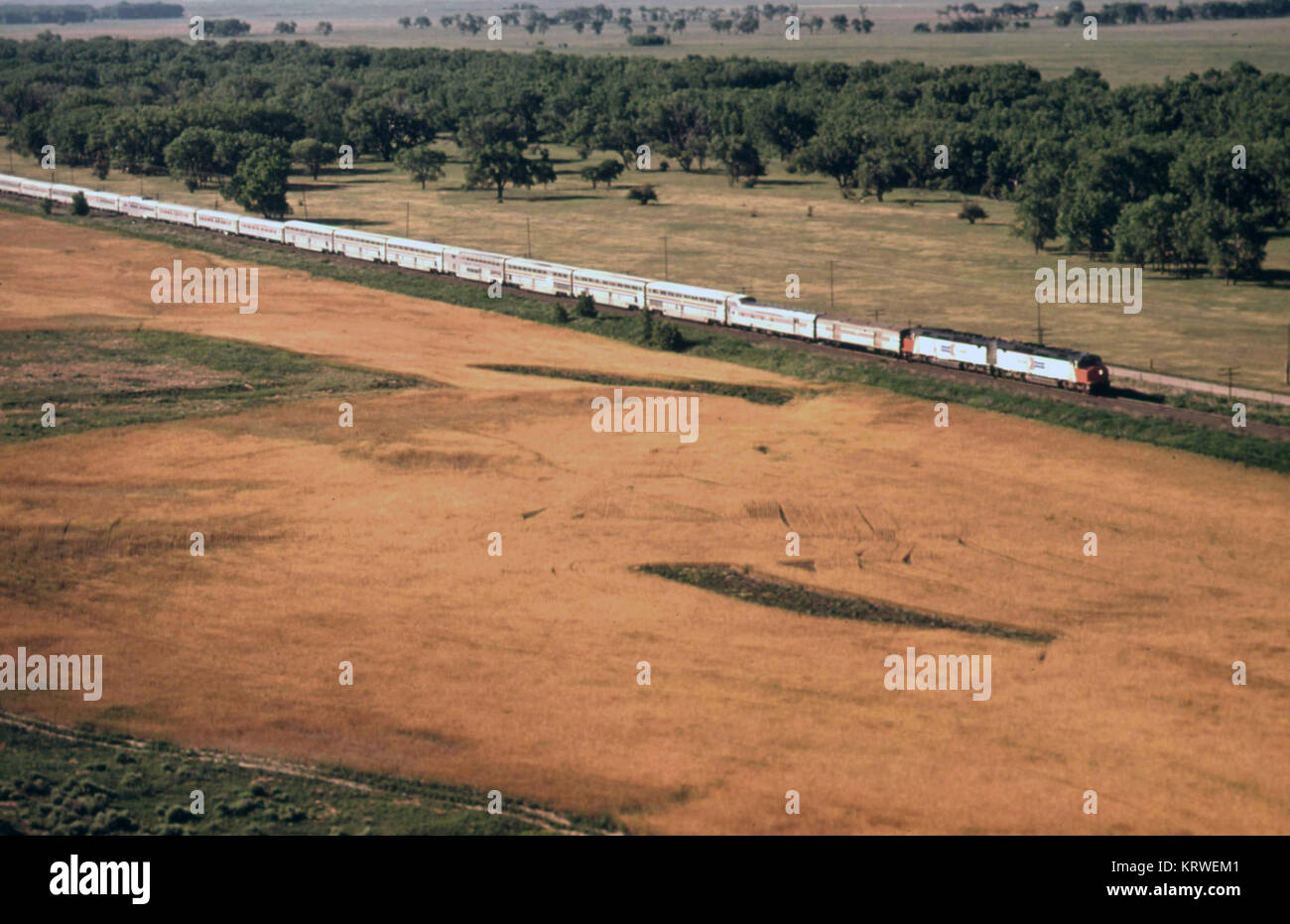 Vue aérienne de la gare Amtrak limitée au sud-ouest entre Dodge City et Garden City, Kansas en 1970 Banque D'Images