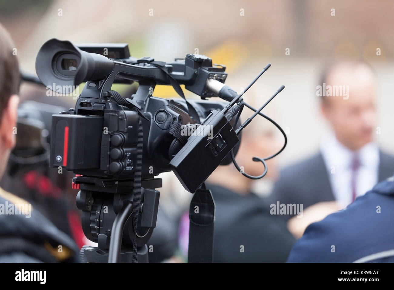 Filmer un événement médiatique avec une caméra vidéo. Conférence de presse. Banque D'Images