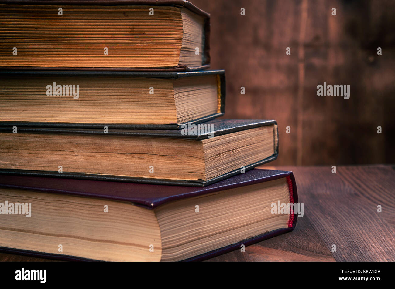 De vieux livres sur un fond en bois brun Banque D'Images