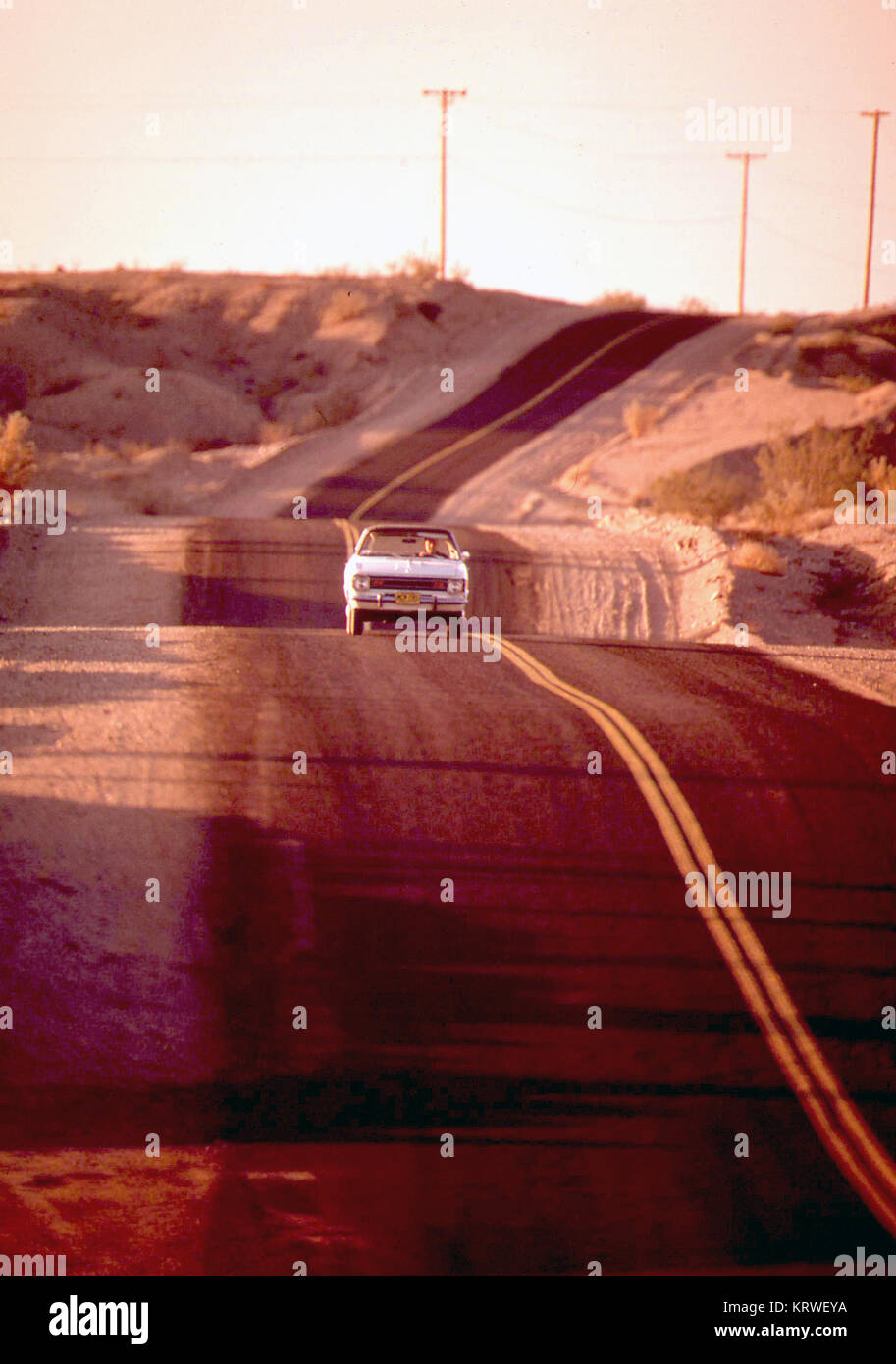 Petite voiture roule sur une autoroute à l'Ouest des Etats-Unis au début des années 1970 (1972) Banque D'Images