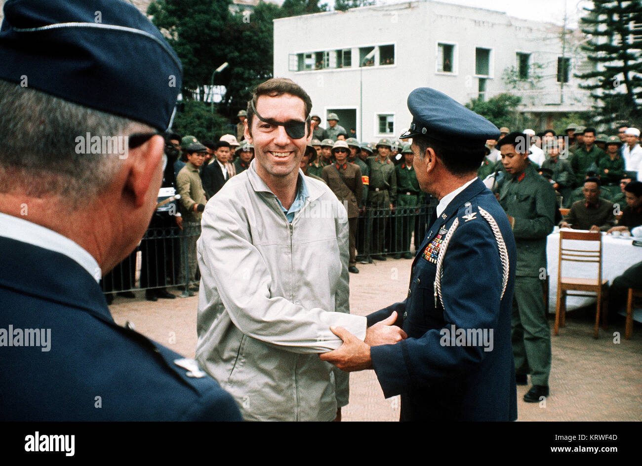 Le lieutenant-colonel Lewis W. Shattuck est accueilli par l'aéroport de Gia Lam délégation rapatriés à sa libération d'un camp de prisonniers de guerre. Banque D'Images