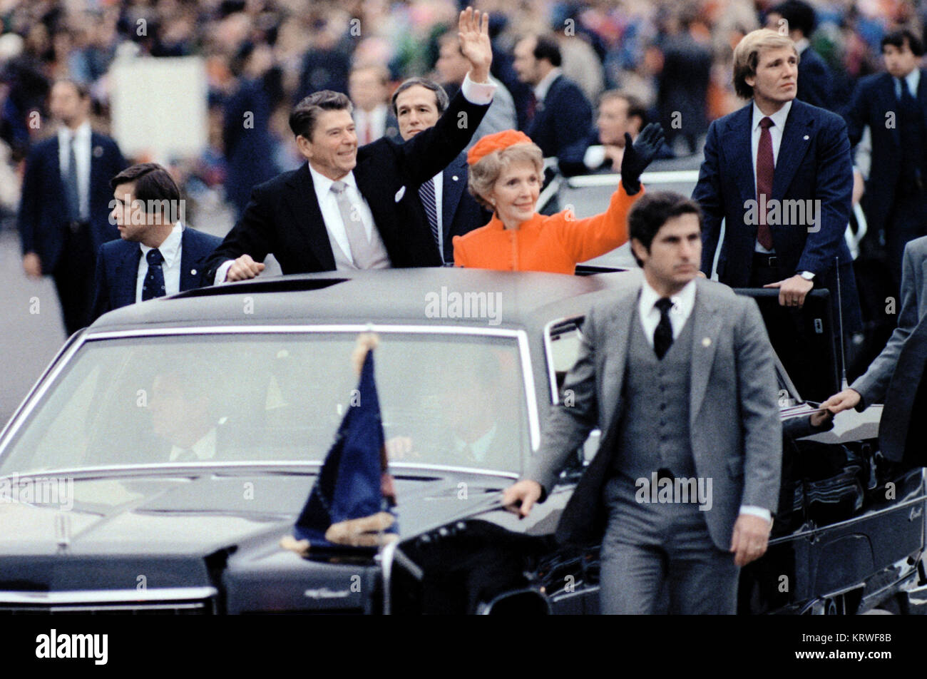 Ronald Reagan, le 40e président des États-Unis, et son épouse, Nancy, vague au public de la voiture présidentielle lors de l'Inauguration Day Parade. Banque D'Images