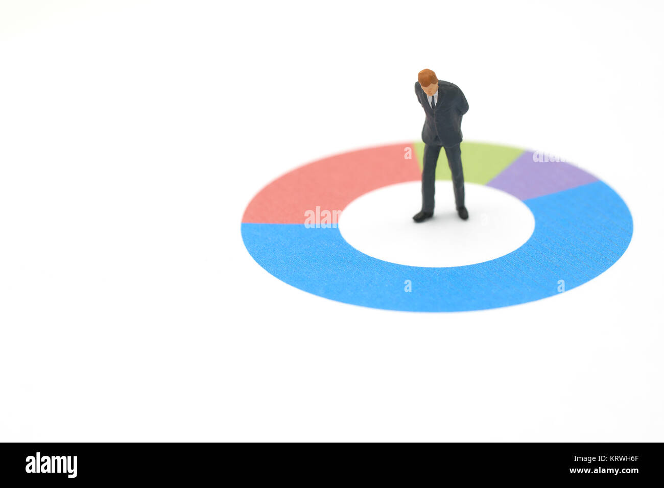 Les gens d'affaires miniature d'analyser l'article sur diagramme circulaire avec performance en tant que stratégie d'arrière-plan et concept concept d'affaires avec l'exemplaire de l'espace. Banque D'Images
