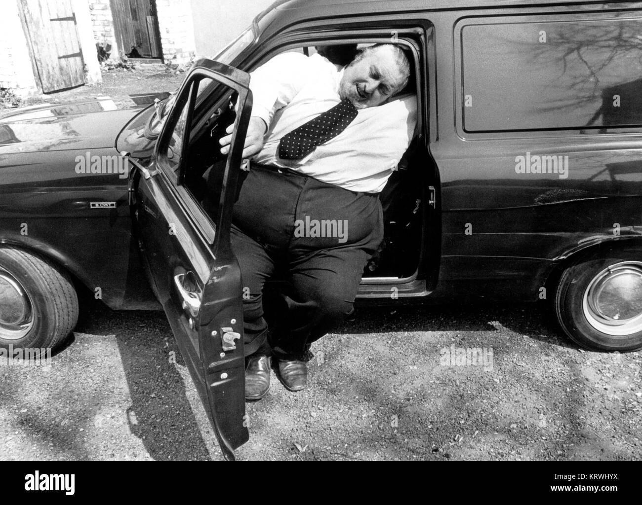 Grand homme dans la voiture, en Angleterre, Grande-Bretagne Banque D'Images