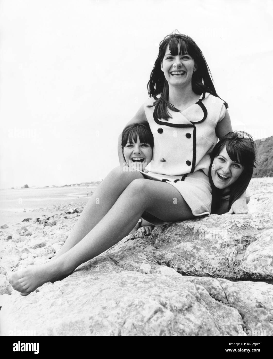 Femme avec ses soeurs, de triplets, Angleterre, Grande-Bretagne Banque D'Images