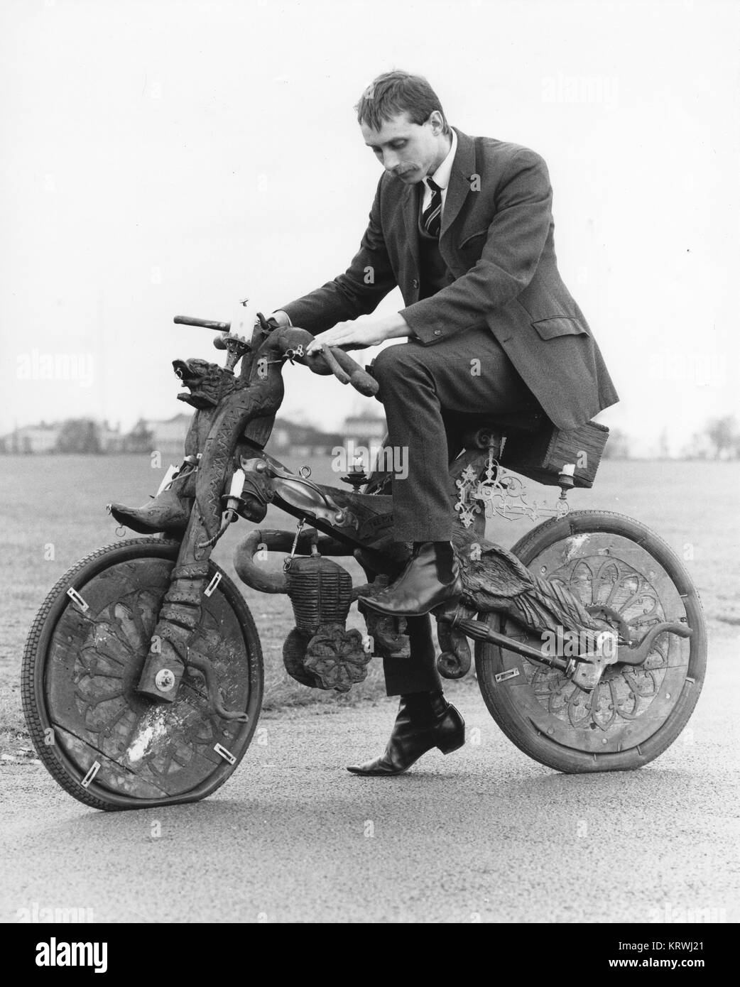 L'homme sur un étrange vélo, Angleterre, Grande-Bretagne Banque D'Images