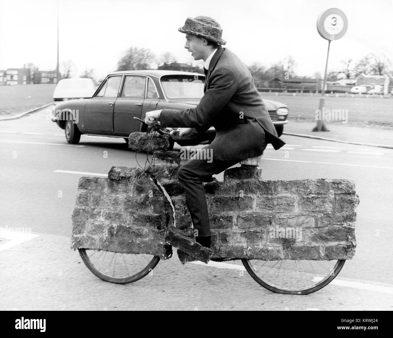 L'homme sur un étrange vélo, Angleterre, Grande-Bretagne Banque D'Images