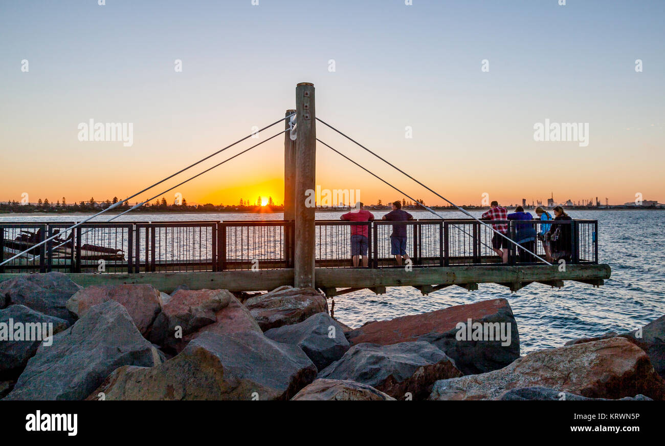 L'Australie, Nouvelle Galles du Sud, le port de Newcastle, épave de marche, l'affichage du coucher du soleil à partir de la plate-forme panoramique sur le mur de Stockton Banque D'Images