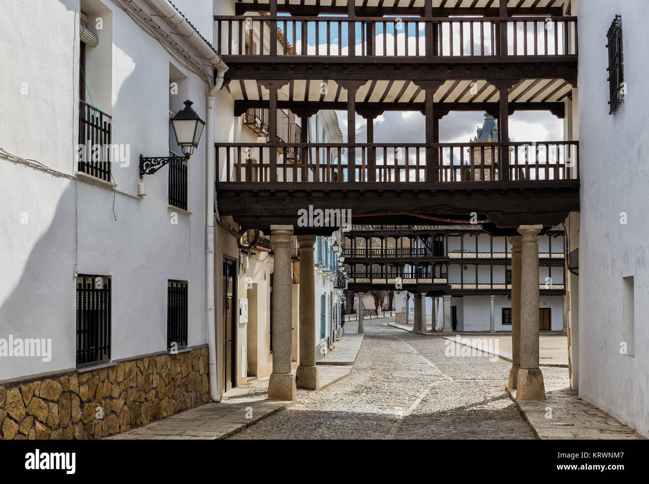 Vue partielle de la place de Tembleque. Cette place est typique de l'architecture espagnole. Toledo. L'Espagne. Banque D'Images