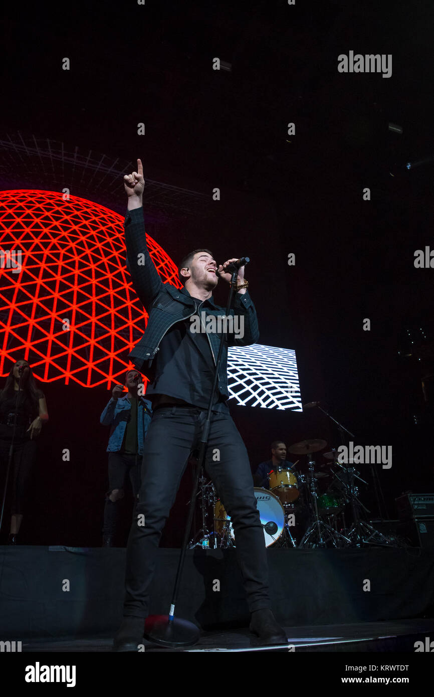 Nick Jonas effectuant à 93.3 FLZ's Jingle Ball iHeartRadio le 16 décembre 2017 à Amalie Arena, à Tampa, en Floride. Banque D'Images