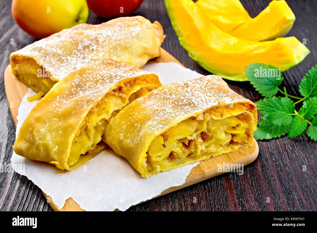 Citrouille Strudel aux pommes et à bord Banque D'Images