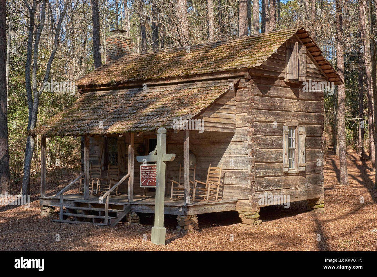 Vintage pioneer log cabin construit dans les années 1830 sur l'affichage dans les jardins de Calloway, Pine Mountain en Géorgie, aux États-Unis. Banque D'Images