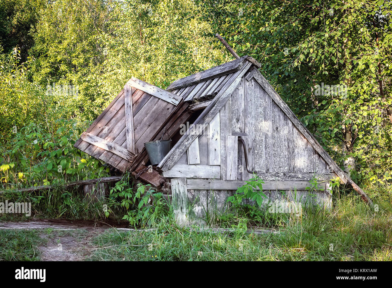 Ancienne en bois avec un toit Banque D'Images