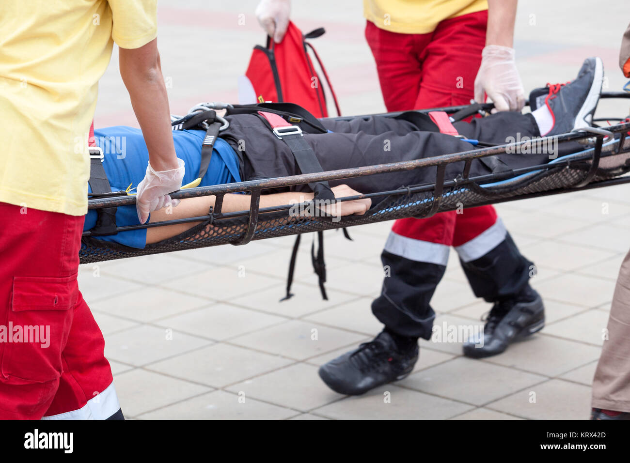 Les ambulanciers d'évacuer un blessé Photo Stock - Alamy