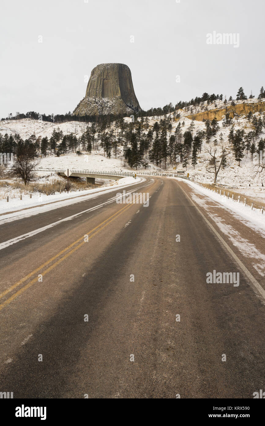 Devils Tower Road Wyoming hiver neige Banque D'Images