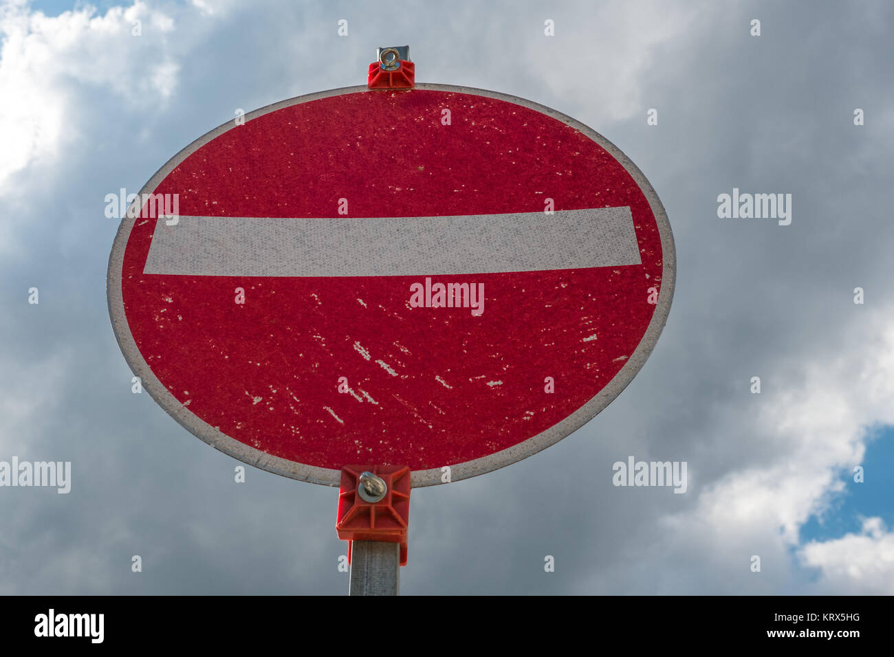 Panneau routier passage interdit avant de sombres nuages Banque D'Images