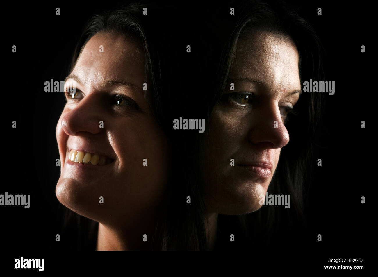 Doppelbelichtung Kopf einer Frau mit und mittleren modifie glücklichem traurigen vor Gesichtsausdruck schwarzen Hintergrund. Banque D'Images