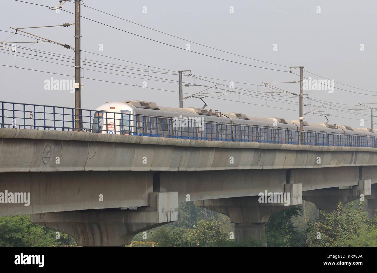 New Delhi metro train passe sur les réservoirs à New Delhi en Inde. Banque D'Images